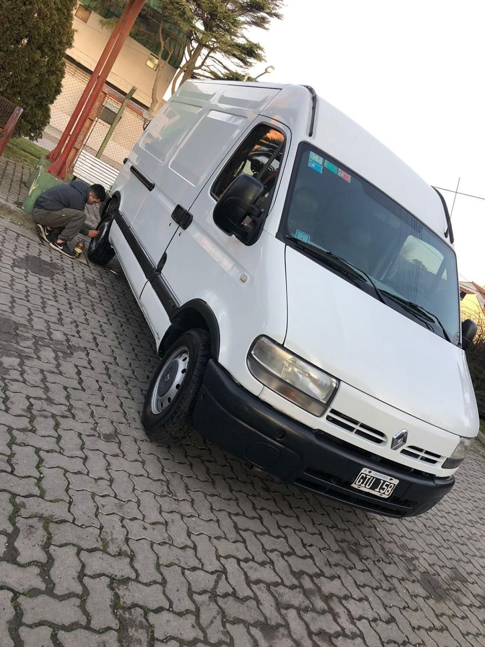 Furgón utilitario blanco de Logística Dirassar