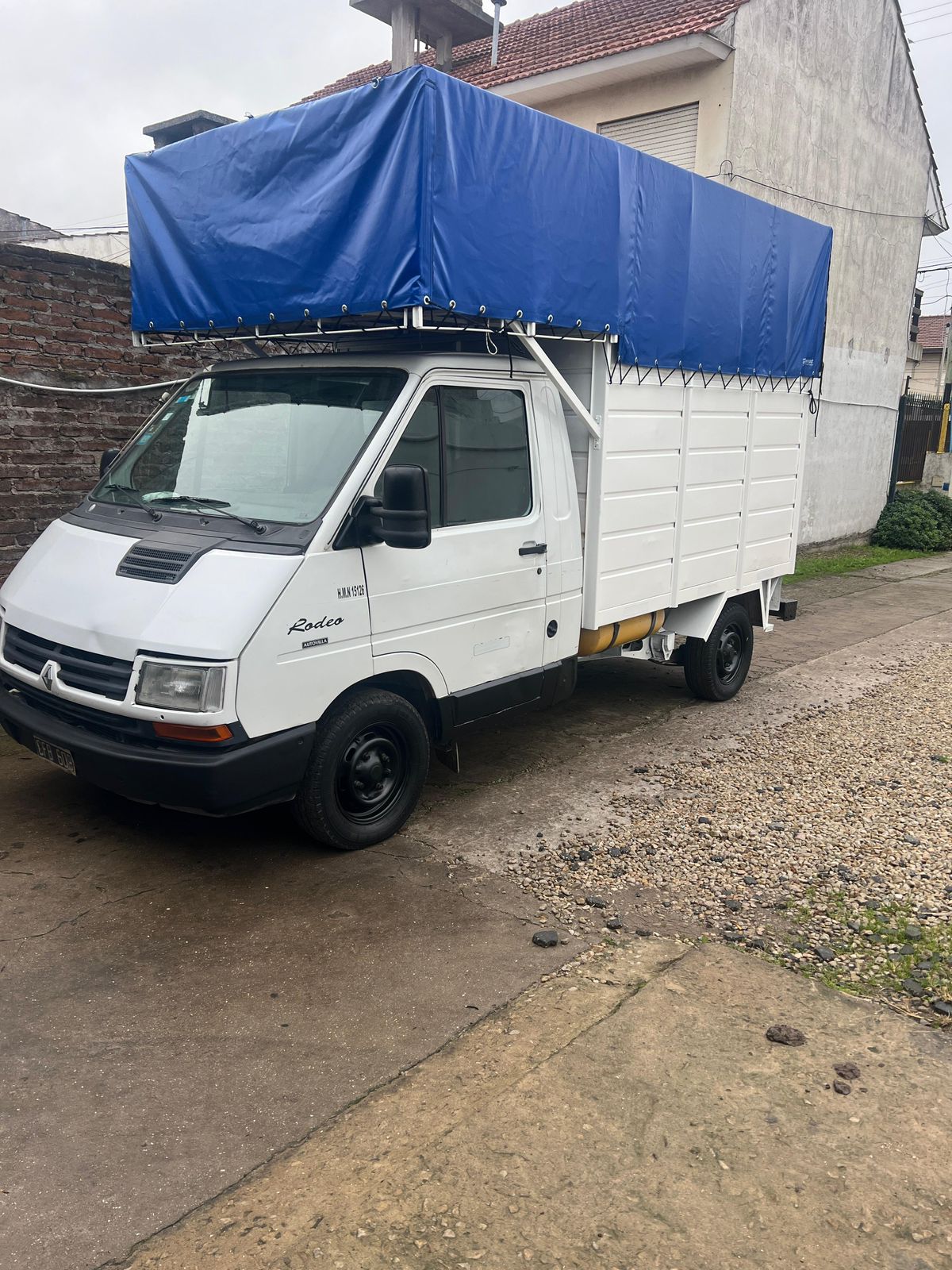 Camión liviano con lona azul de Logística Dirassar